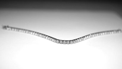 null Bracelet ligne or blanc serti de diamants ronds taille brillant moderne pour...