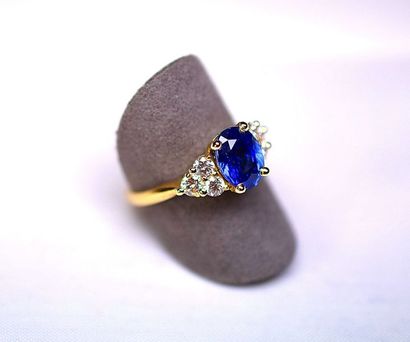 null Bague or jaune centrée d'un saphir ovale naturel Ceylan d'un bleu éclatant pour...