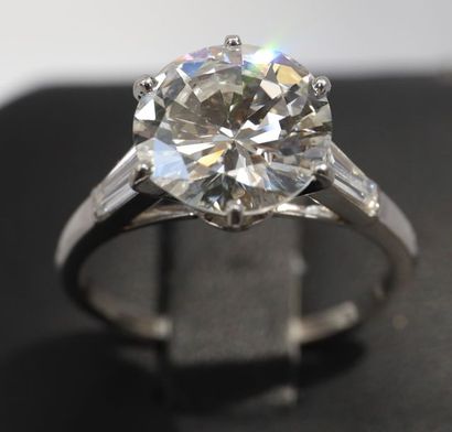 null IMPORTANTE BAGUE SOLITAIRE MAUBOUSSIN
En platine, ornée d'un diamant taille...