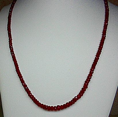 null Très beau et très rare, un collier chute en rubis pesant 65 c. env - fermoir...