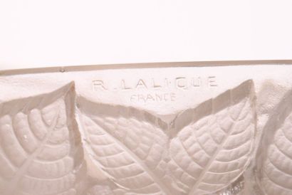 null PLAFONNIER "CHARMES" DE René LALIQUE (1860-1945)

En verre moulé pressé, à motifs...