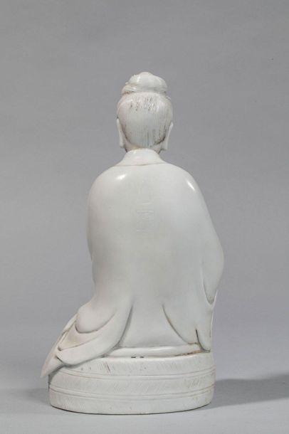 null Le Boddhisattva Kwan Yin assis en délassement vêtu de la robe monastique coiffé...