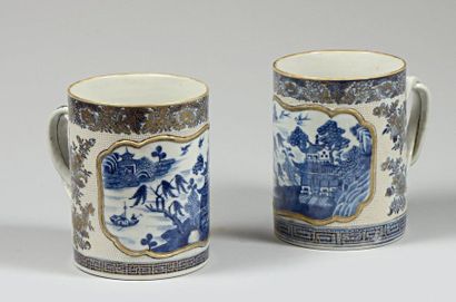 null Paire de chopes de la Compagnie des Indes en porcelaine décorée en bleu cobalt...