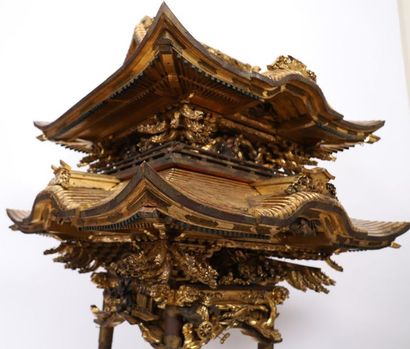 null RARE ET IMPORTANTE MAISON D'ESPRIT ASIATIQUE.

En bois mouluré et sculpté et...