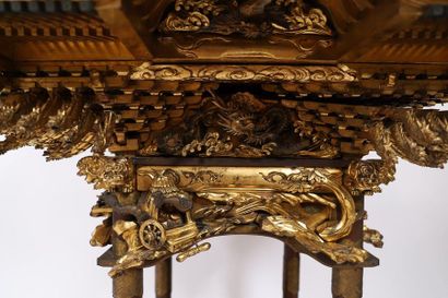 null RARE ET IMPORTANTE MAISON D'ESPRIT ASIATIQUE.

En bois mouluré et sculpté et...