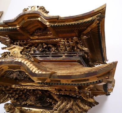 null RARE ET IMPORTANTE MAISON D'ESPRIT ASIATIQUE.

En bois mouluré et sculpté et...