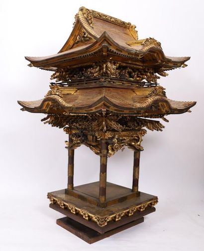 null RARE ET IMPORTANTE MAISON D'ESPRIT ASIATIQUE.

En bois mouluré et sculpté et...