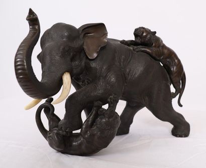 null GROUPE EN BRONZE REPRESENTANT UN ELEPHANT ATTAQUE PAR DEUX TIGRES par Seiya...