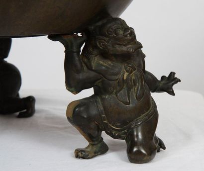 null CACHE POT EN BRONZE JAPON

En bronze patiné, à motifs de carpes en bas relief,...