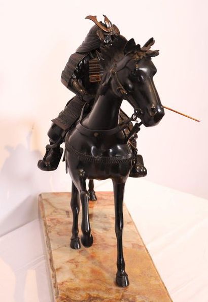 null UN CAVALIER MEIJI ASIE

Beau cavalier samourai sur cheval en mouvement, en bronze...