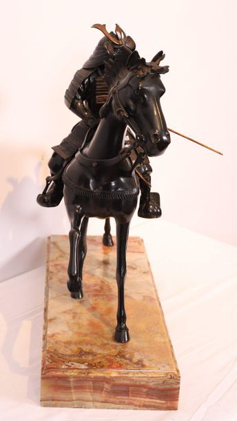 null UN CAVALIER MEIJI ASIE

Beau cavalier samourai sur cheval en mouvement, en bronze...