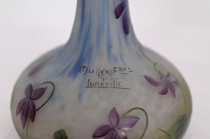 null VASE SOLIFLORE "AUX VIOLETTES" DE MULLER FRERES

En verre décoré de violettes...