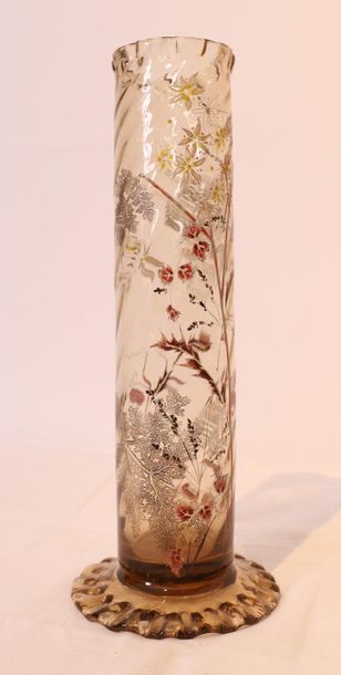 null EMILE GALLE CRISTALLERIE

Vase tube reposant sur un pied pétiolé décoré de feuillages...