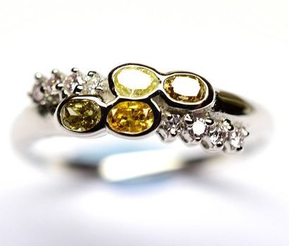 null Bague en or blanc sertie par 4 diamants de couleur NATURELLE de forme ovales,...