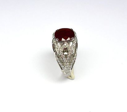 null Bague or blanc centrée d'un rubis oval NATUREL BIRMAN au rouge profond pesant...