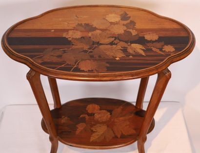 null TABLE A THE D'EMILE GALLE (1846-1904)

Table à décor marqueté de fleurs d'hortensias...