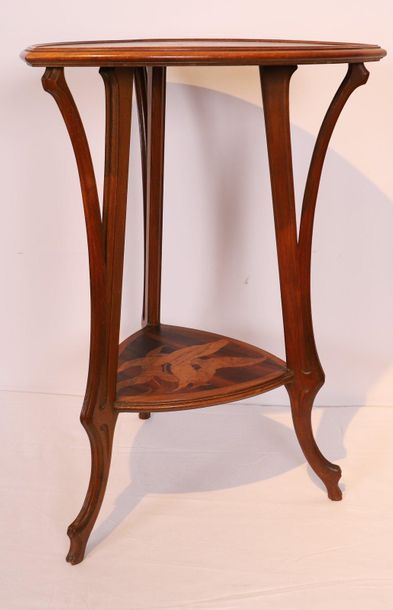 null TABLE D'EMILE GALLE (1846-1904)

Table à plateau trilobé à deux plateaux à décor...