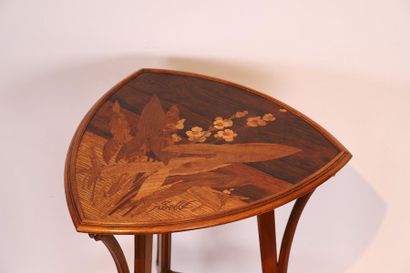 null TABLE D'EMILE GALLE (1846-1904)

Table à plateau trilobé à deux plateaux à décor...