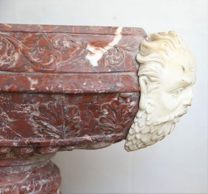 null "COUPE EN MARBRE" FLORENCE XVIè

En marbre sculpté à motifs de feuilles d'acanthe...