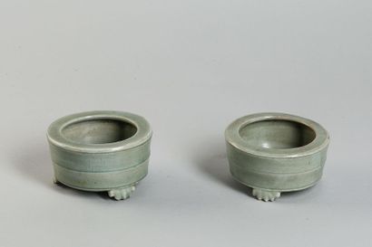 null Pair of Ding tripod perfume burner on a cylindrical Longquan porcelain base...