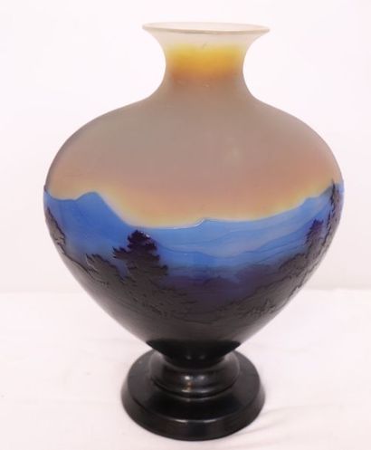 null IMPORTANT VASE "THE BLUE LINE OF THE VOSGES" OF GALL

Multilayer glass, heart-shaped,...