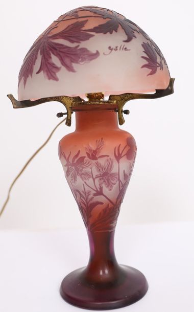 null LAMP "DECORATED WITH PURPLE HAWTHORNS" OF GALL

With baluster foot on a pedestal...
