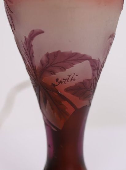 null LAMP "DECORATED WITH PURPLE HAWTHORNS" OF GALL

With baluster foot on a pedestal...