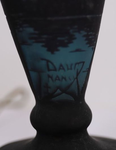 null LAMP "A DÉCOR LACUSTRE BLEU VIOLACE" BY DAUM NANCY

With baluster foot on pedestal...