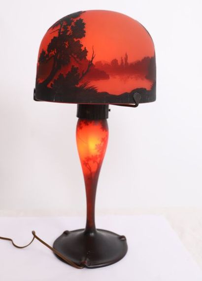 null LAMP "A DÉCOR DE PAYSAGE LACUSTRE" BY MULLER FRERES

A baluster foot on a pedestal...