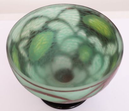 null CUTTING OF "FRENCH GLASS" and CHARDER (COSMOS)

In glass, semi-spherical shape...