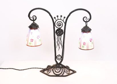 null RARE 2-LIGHT LAMP 1925 BY MULLER FRERES

Wrought iron frame with winding motifs,...