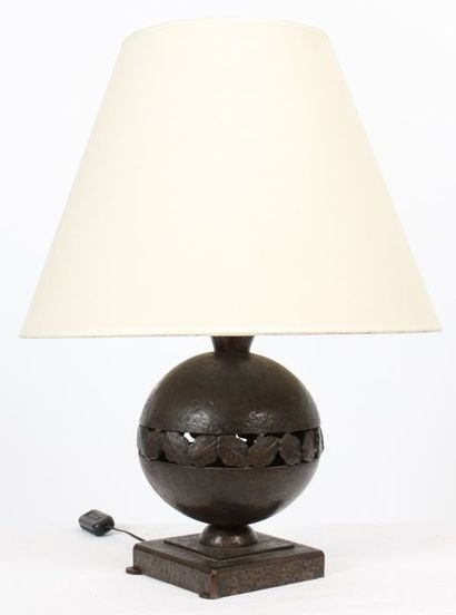 null WROUGHT IRON "BALL" LAMP BY EDGAR BRANDT (1880-1960)

In wrought and hammered...