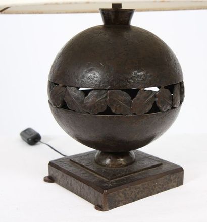 null WROUGHT IRON "BALL" LAMP BY EDGAR BRANDT (1880-1960)

In wrought and hammered...