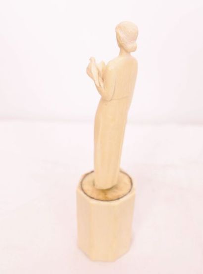 null ART DECO IVORY SUBJECT "YOUNG LADY WITH DOVE".

In carved ivory, resting on...