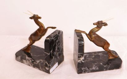 null PAIR OF ART DECO CHRYSELEPHANTINE BOOKENDS "AUX GAZELLES" BY CARTIER

In gilt...