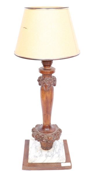 null LAMP "AUX TÊTES DE BELIERS" 1925

Made of carved natural wood, with a baluster...