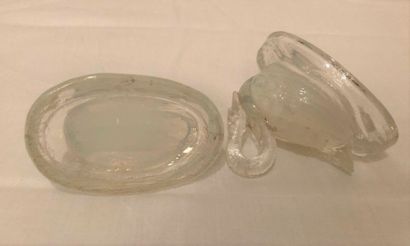 null PAIR OF SMALL "SWAN" SUBJECTS OF VERLYS

Pressed moulded glass, resting on an...