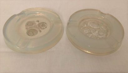 null BATCH OF 2 ASHTRAYS OF VERLYS

Moulded pressed glass with stylised flower motifs....