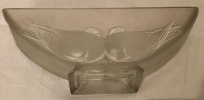 null VERLYS' "COUPLE OF DOVES" BOWL-CUP

Made of pressed moulded glass, resting on...