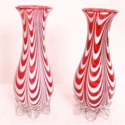 null PAIR OF MURANO VASES

Baluster shape in red and white blown glass, resting on...