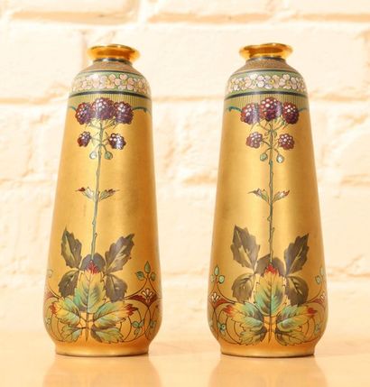 null PAIR OF LIMOGES PORCELAIN VASES 1900 

Porcelain with gold background, polychrome...