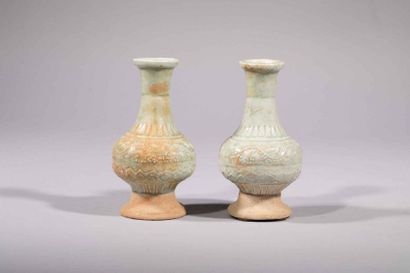 null Pair of Qinbaï porcelain flasks with globular body and high neck on a pedestal...
