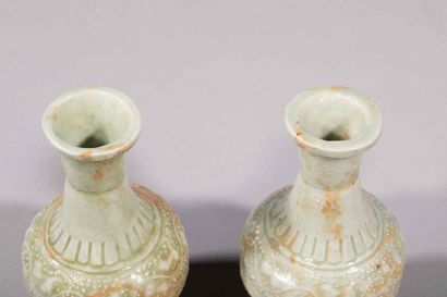 null Pair of Qinbaï porcelain flasks with globular body and high neck on a pedestal...