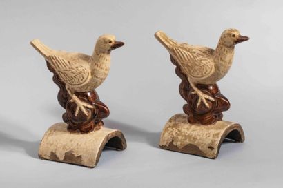 null Pair of ridge tiles topped by a couple of turtledoves. Cizhu ceramics with beige...