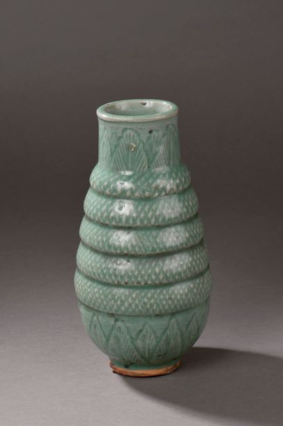 null Vase en porcelaine du Longquan sur pied en couronne à corps de serpent annelé...