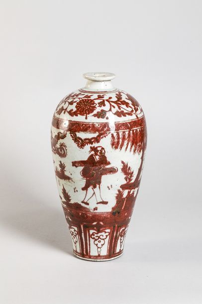 null Vase meïping en épaisse porcelaine à décor rouge de fer illustré de scènes de...