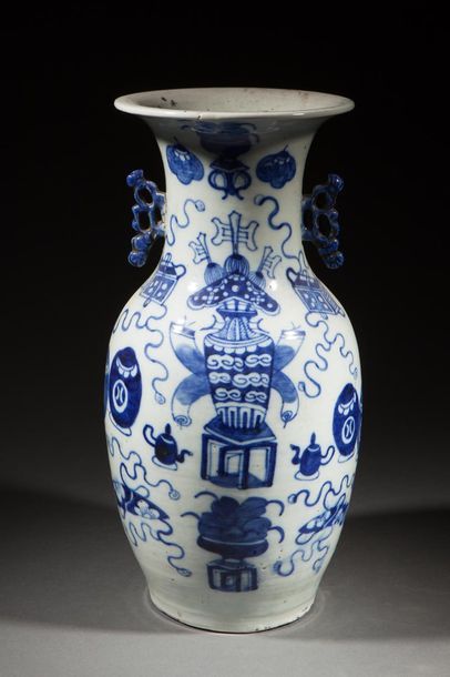null Vase balustre en porcelaine blanche décoré en bleu cobalt sous couverte de vases...