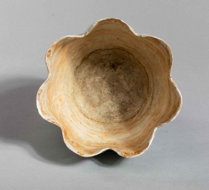 null Seven-petalled lotiform bowl decorated with scrolls and a frieze with a fine...