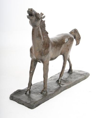 null BRONZE "CHEVAL HENISSANT" DE PATRICE CHOBRIAT (Né en 1962)

Bronze patiné, reposant...