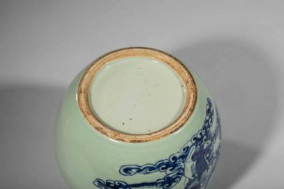 null Pot globulaire couvert en porcelaine décoré en bleu cobalt sous couverte sur...
